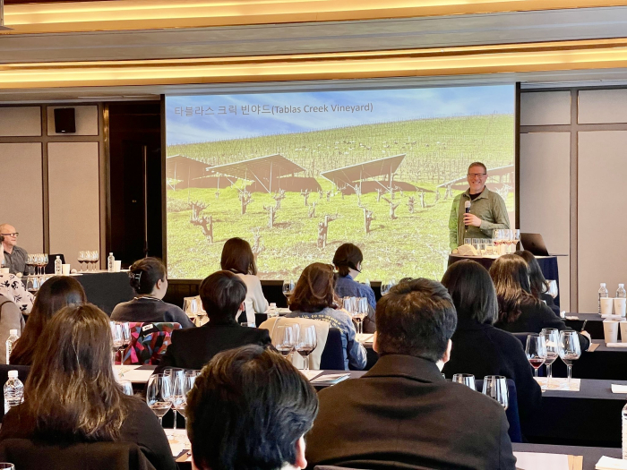 JH speaking at Seoul seminar JH speaking at Seoul seminar