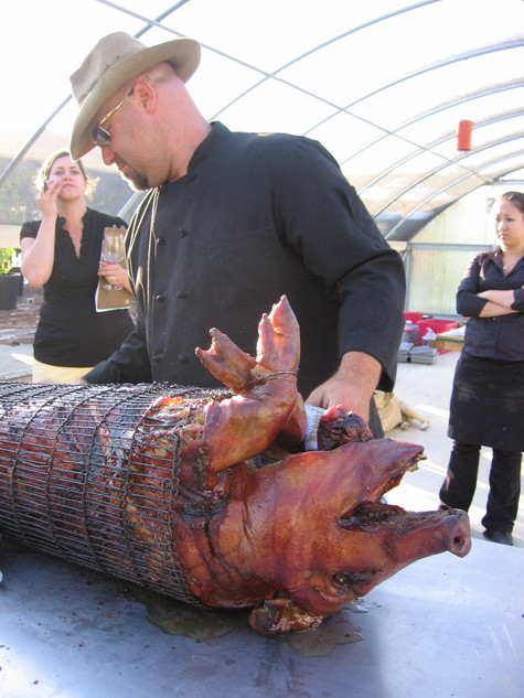Pigroast_tom_with_pig Pigroast_tom_with_pig